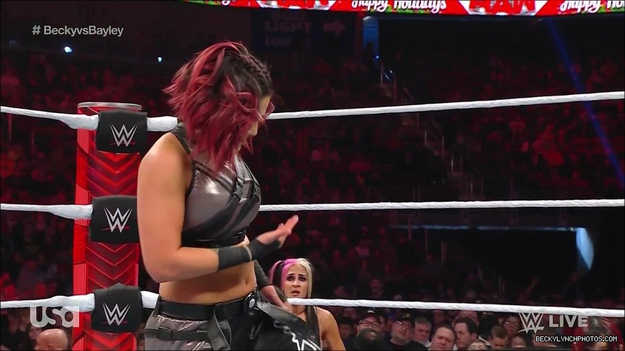 WWE_Monday_Night_Raw_2022_12_19_720p_HDTV_x264-NWCHD_mp4_006044743.jpg