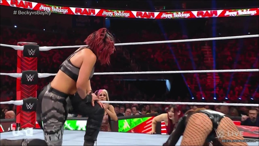 WWE_Monday_Night_Raw_2022_12_19_720p_HDTV_x264-NWCHD_mp4_006045944.jpg