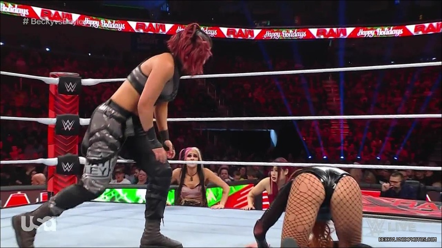 WWE_Monday_Night_Raw_2022_12_19_720p_HDTV_x264-NWCHD_mp4_006046345.jpg