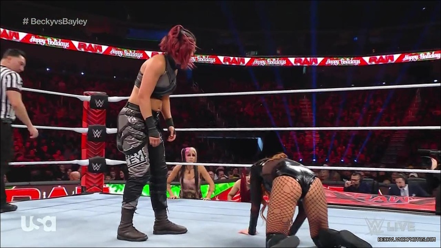 WWE_Monday_Night_Raw_2022_12_19_720p_HDTV_x264-NWCHD_mp4_006047146.jpg