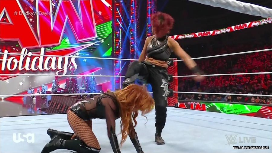 WWE_Monday_Night_Raw_2022_12_19_720p_HDTV_x264-NWCHD_mp4_006048347.jpg