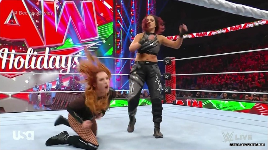 WWE_Monday_Night_Raw_2022_12_19_720p_HDTV_x264-NWCHD_mp4_006048747.jpg
