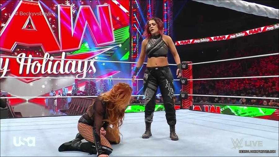 WWE_Monday_Night_Raw_2022_12_19_720p_HDTV_x264-NWCHD_mp4_006049548.jpg