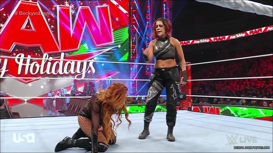 WWE_Monday_Night_Raw_2022_12_19_720p_HDTV_x264-NWCHD_mp4_006049948.jpg