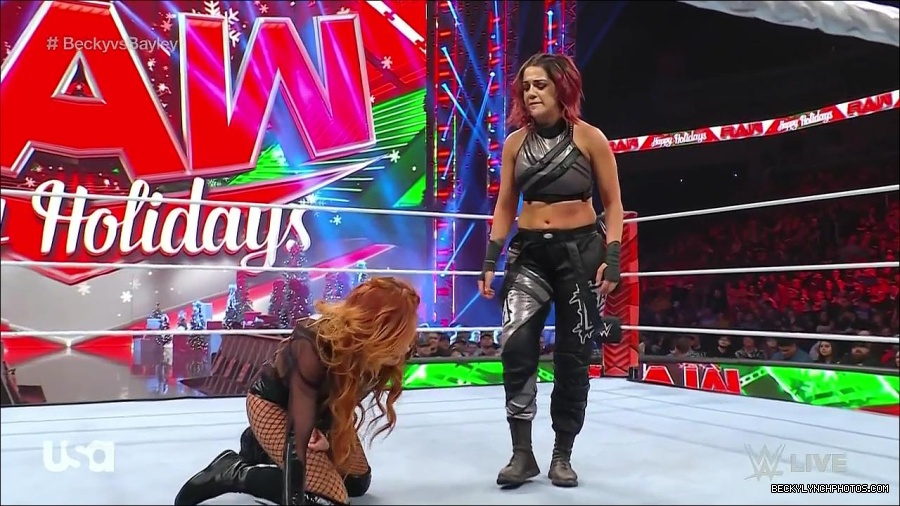 WWE_Monday_Night_Raw_2022_12_19_720p_HDTV_x264-NWCHD_mp4_006050349.jpg