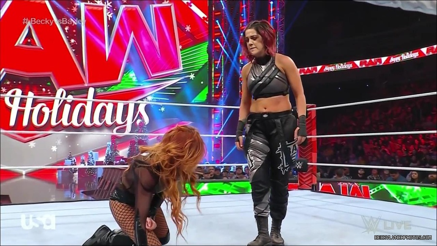 WWE_Monday_Night_Raw_2022_12_19_720p_HDTV_x264-NWCHD_mp4_006050749.jpg