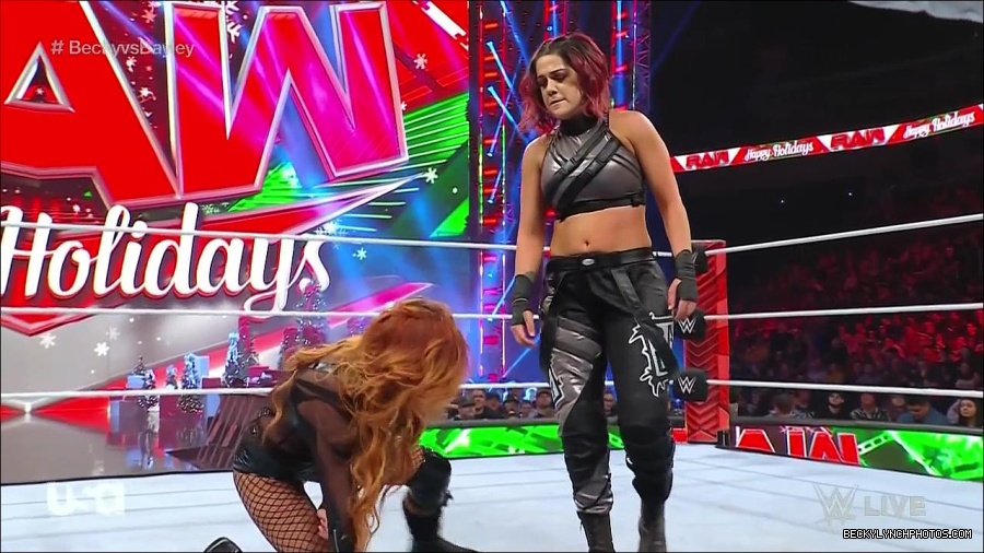 WWE_Monday_Night_Raw_2022_12_19_720p_HDTV_x264-NWCHD_mp4_006051150.jpg