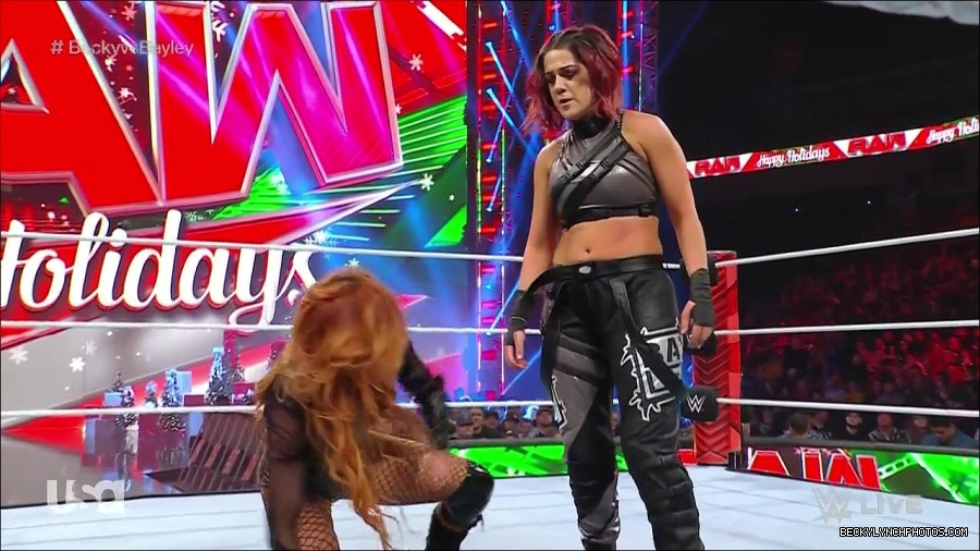 WWE_Monday_Night_Raw_2022_12_19_720p_HDTV_x264-NWCHD_mp4_006051550.jpg
