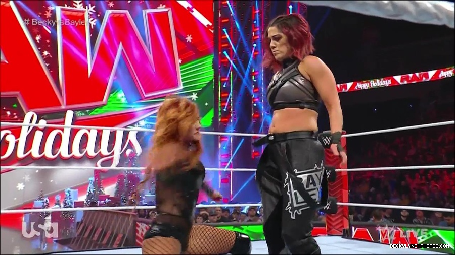 WWE_Monday_Night_Raw_2022_12_19_720p_HDTV_x264-NWCHD_mp4_006051950.jpg