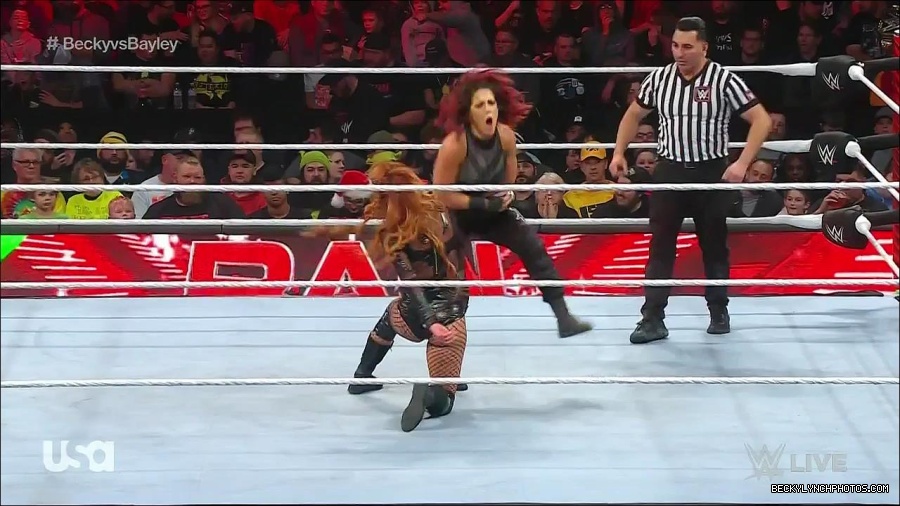 WWE_Monday_Night_Raw_2022_12_19_720p_HDTV_x264-NWCHD_mp4_006052351.jpg