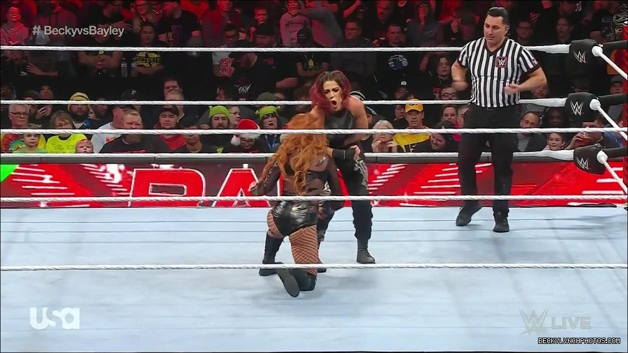 WWE_Monday_Night_Raw_2022_12_19_720p_HDTV_x264-NWCHD_mp4_006052751.jpg