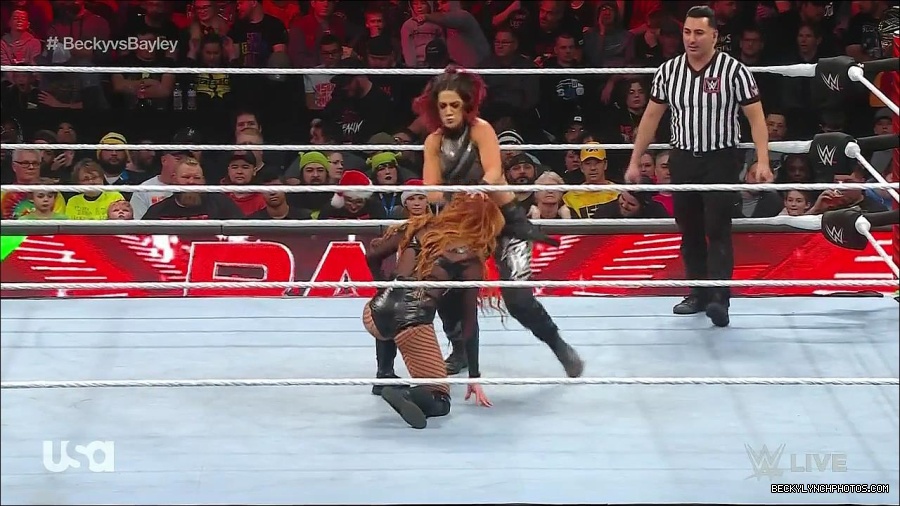 WWE_Monday_Night_Raw_2022_12_19_720p_HDTV_x264-NWCHD_mp4_006053152.jpg