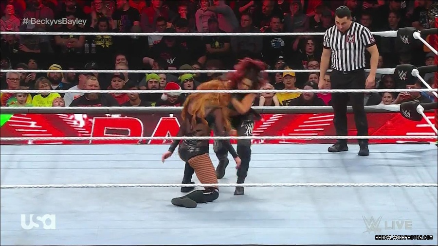 WWE_Monday_Night_Raw_2022_12_19_720p_HDTV_x264-NWCHD_mp4_006053552.jpg