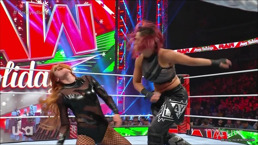WWE_Monday_Night_Raw_2022_12_19_720p_HDTV_x264-NWCHD_mp4_006053952.jpg