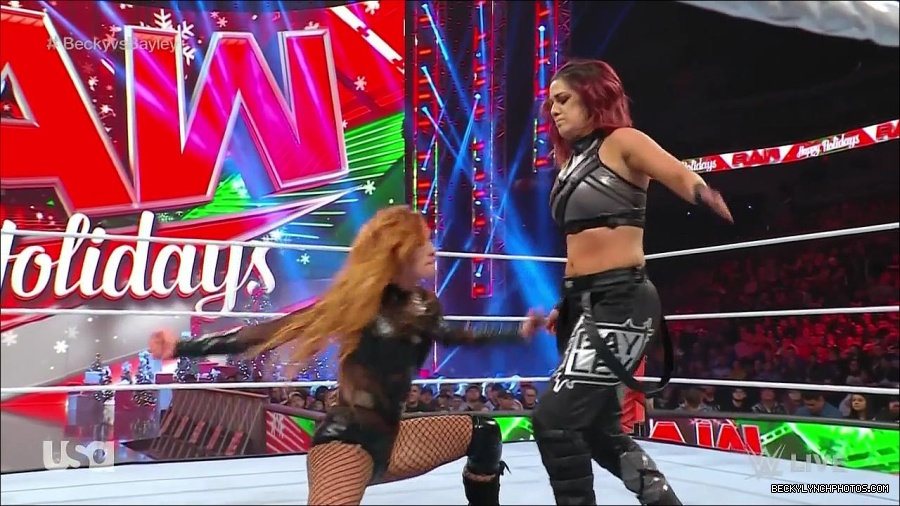 WWE_Monday_Night_Raw_2022_12_19_720p_HDTV_x264-NWCHD_mp4_006054753.jpg