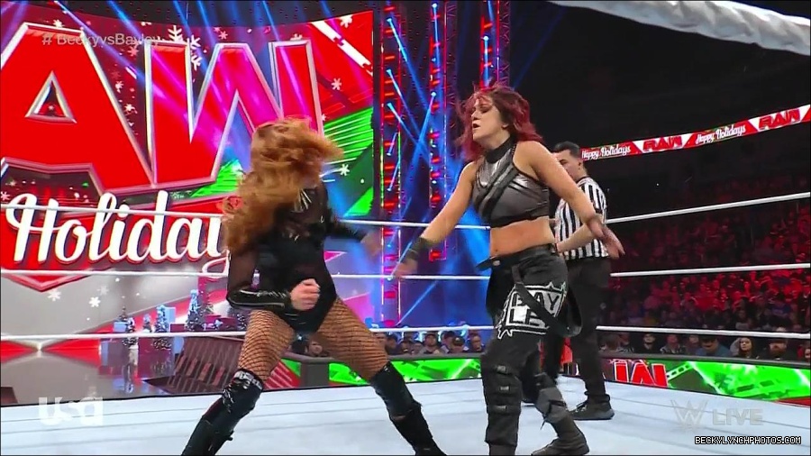 WWE_Monday_Night_Raw_2022_12_19_720p_HDTV_x264-NWCHD_mp4_006056755.jpg