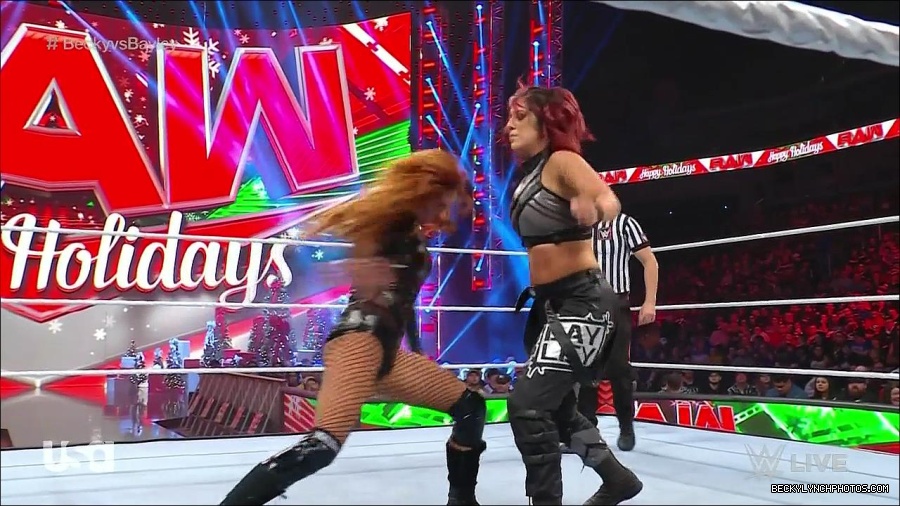 WWE_Monday_Night_Raw_2022_12_19_720p_HDTV_x264-NWCHD_mp4_006057156.jpg