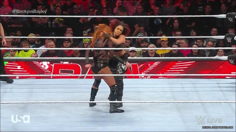 WWE_Monday_Night_Raw_2022_12_19_720p_HDTV_x264-NWCHD_mp4_006058357.jpg