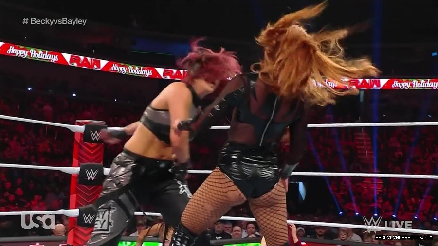 WWE_Monday_Night_Raw_2022_12_19_720p_HDTV_x264-NWCHD_mp4_006058757.jpg