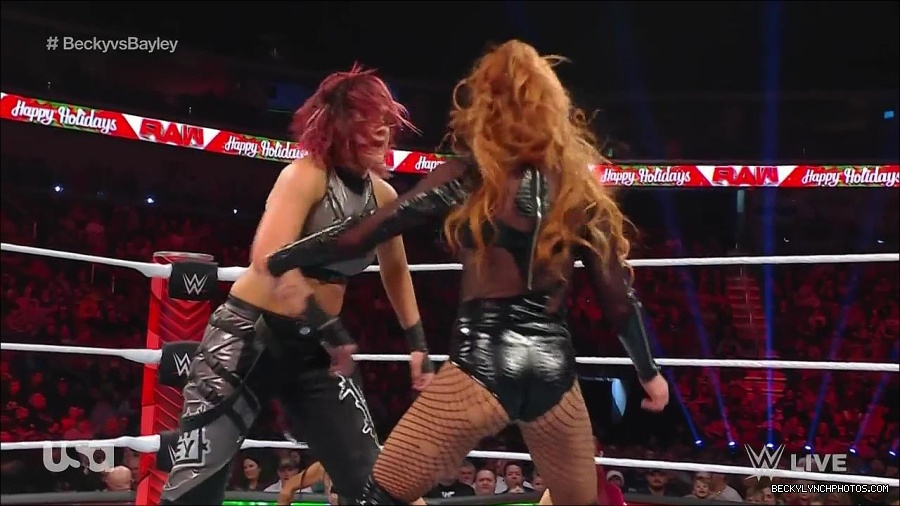 WWE_Monday_Night_Raw_2022_12_19_720p_HDTV_x264-NWCHD_mp4_006059158.jpg