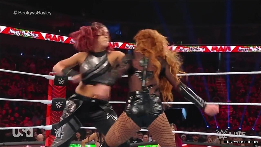 WWE_Monday_Night_Raw_2022_12_19_720p_HDTV_x264-NWCHD_mp4_006059558.jpg