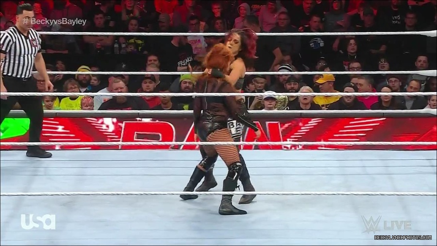WWE_Monday_Night_Raw_2022_12_19_720p_HDTV_x264-NWCHD_mp4_006059958.jpg