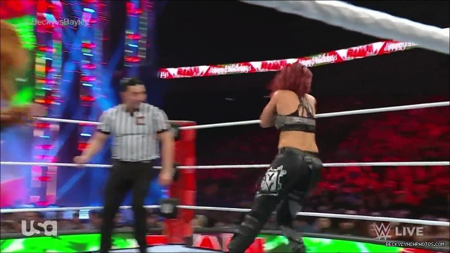 WWE_Monday_Night_Raw_2022_12_19_720p_HDTV_x264-NWCHD_mp4_006061560.jpg
