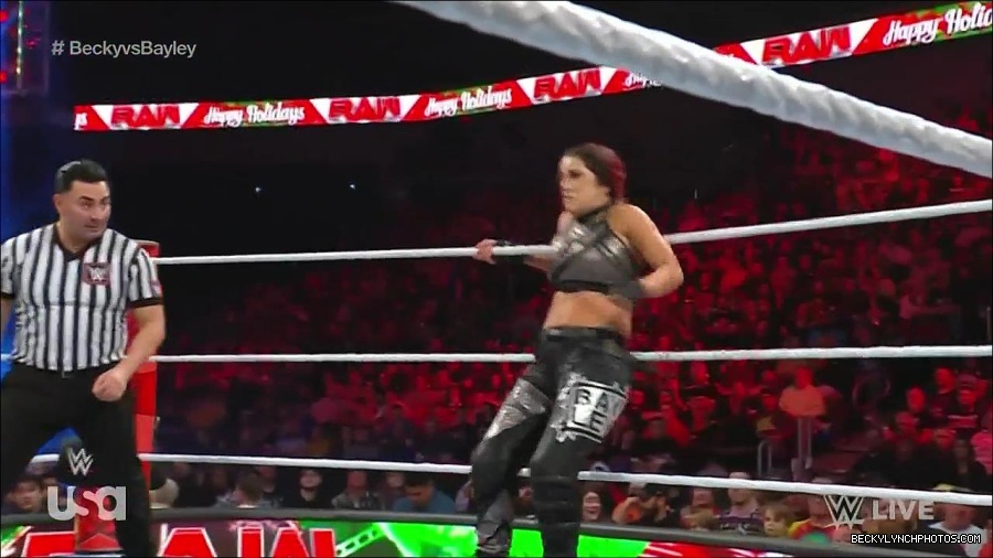 WWE_Monday_Night_Raw_2022_12_19_720p_HDTV_x264-NWCHD_mp4_006061960.jpg