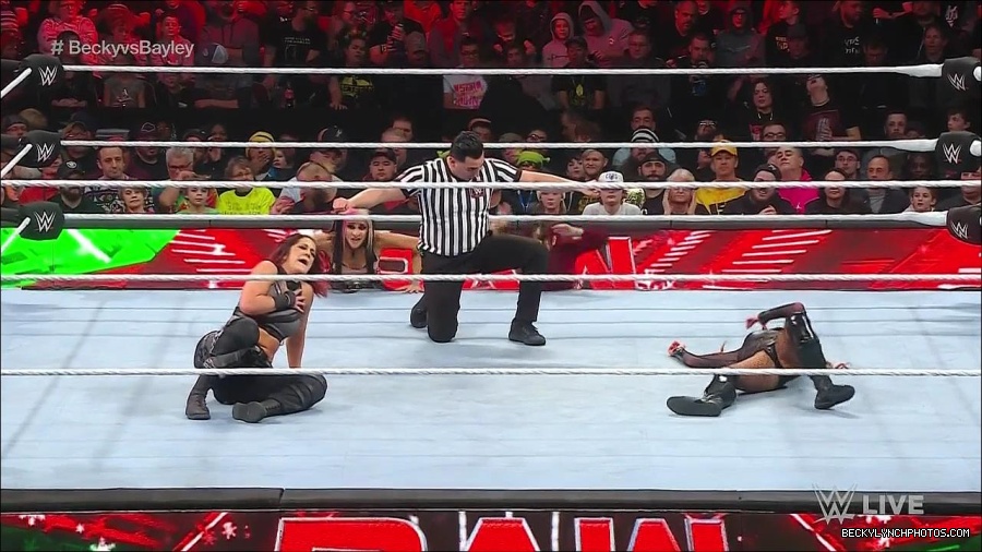 WWE_Monday_Night_Raw_2022_12_19_720p_HDTV_x264-NWCHD_mp4_006077976.jpg