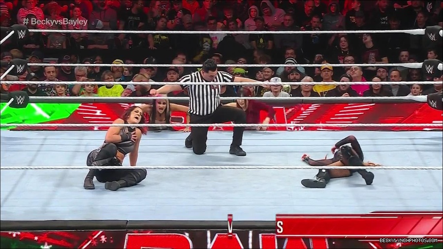 WWE_Monday_Night_Raw_2022_12_19_720p_HDTV_x264-NWCHD_mp4_006078210.jpg