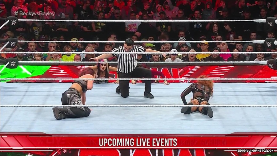 WWE_Monday_Night_Raw_2022_12_19_720p_HDTV_x264-NWCHD_mp4_006079978.jpg