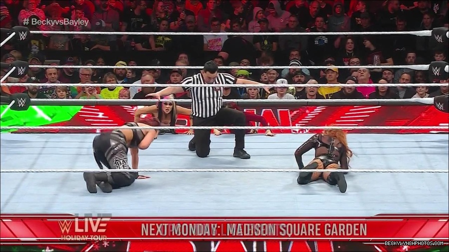 WWE_Monday_Night_Raw_2022_12_19_720p_HDTV_x264-NWCHD_mp4_006080212.jpg