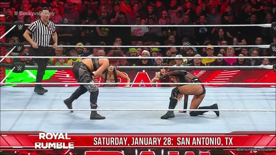 WWE_Monday_Night_Raw_2022_12_19_720p_HDTV_x264-NWCHD_mp4_006083415.jpg