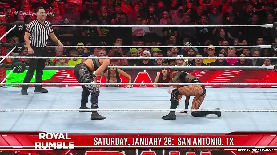 WWE_Monday_Night_Raw_2022_12_19_720p_HDTV_x264-NWCHD_mp4_006083582.jpg
