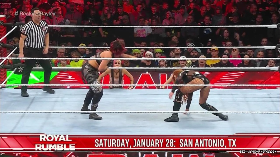 WWE_Monday_Night_Raw_2022_12_19_720p_HDTV_x264-NWCHD_mp4_006083982.jpg