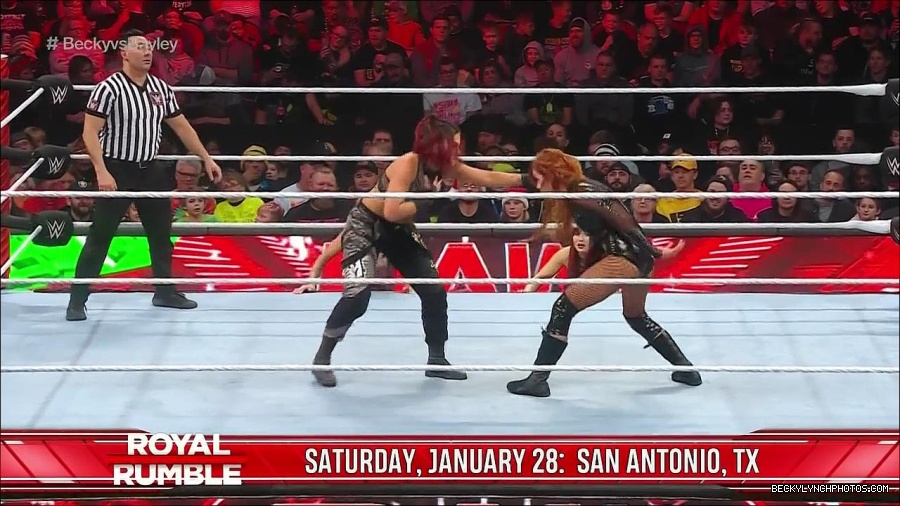 WWE_Monday_Night_Raw_2022_12_19_720p_HDTV_x264-NWCHD_mp4_006084616.jpg