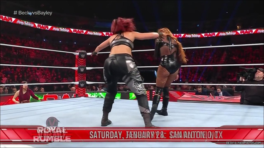 WWE_Monday_Night_Raw_2022_12_19_720p_HDTV_x264-NWCHD_mp4_006086218.jpg