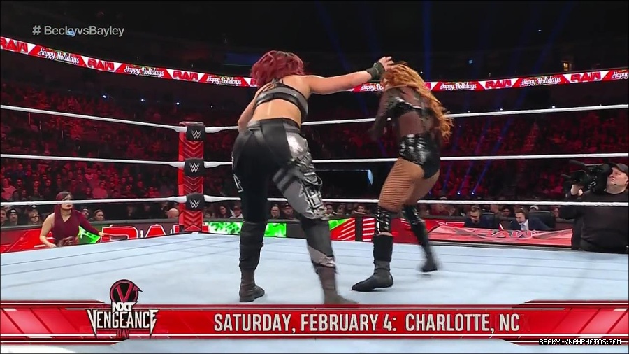 WWE_Monday_Night_Raw_2022_12_19_720p_HDTV_x264-NWCHD_mp4_006086385.jpg