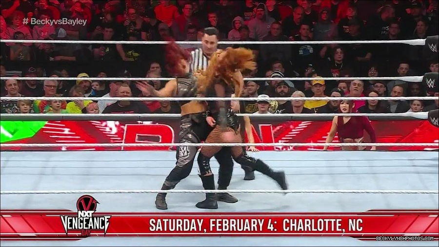 WWE_Monday_Night_Raw_2022_12_19_720p_HDTV_x264-NWCHD_mp4_006087586.jpg