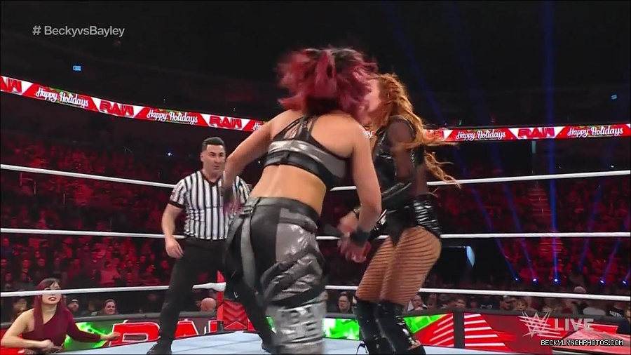 WWE_Monday_Night_Raw_2022_12_19_720p_HDTV_x264-NWCHD_mp4_006093192.jpg