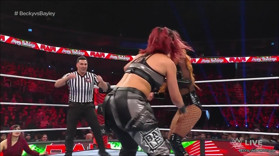 WWE_Monday_Night_Raw_2022_12_19_720p_HDTV_x264-NWCHD_mp4_006093425.jpg