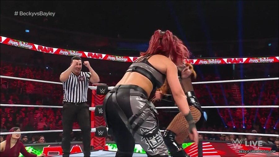 WWE_Monday_Night_Raw_2022_12_19_720p_HDTV_x264-NWCHD_mp4_006093592.jpg
