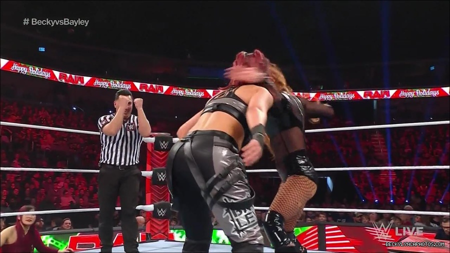 WWE_Monday_Night_Raw_2022_12_19_720p_HDTV_x264-NWCHD_mp4_006093826.jpg