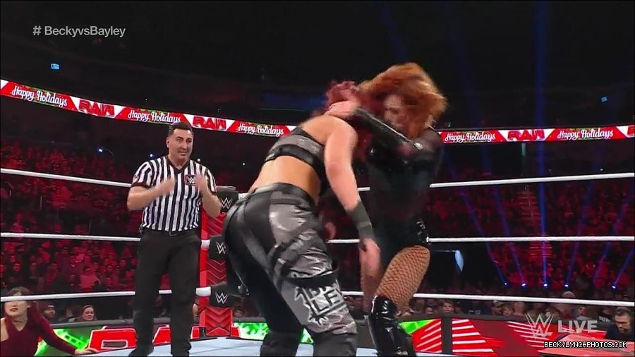 WWE_Monday_Night_Raw_2022_12_19_720p_HDTV_x264-NWCHD_mp4_006093992.jpg