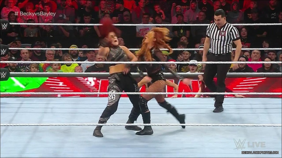 WWE_Monday_Night_Raw_2022_12_19_720p_HDTV_x264-NWCHD_mp4_006094226.jpg