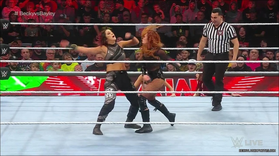 WWE_Monday_Night_Raw_2022_12_19_720p_HDTV_x264-NWCHD_mp4_006094393.jpg