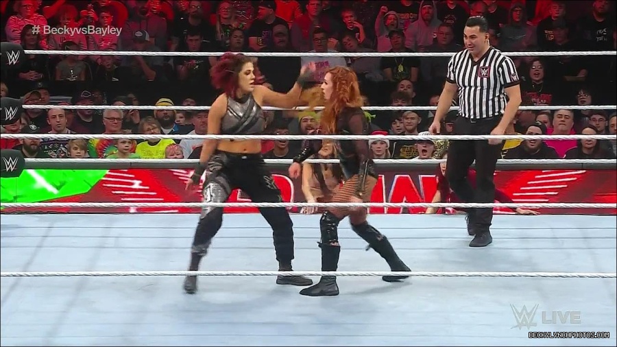 WWE_Monday_Night_Raw_2022_12_19_720p_HDTV_x264-NWCHD_mp4_006094626.jpg