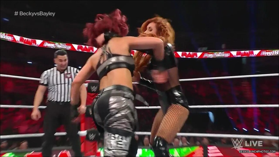 WWE_Monday_Night_Raw_2022_12_19_720p_HDTV_x264-NWCHD_mp4_006095594.jpg