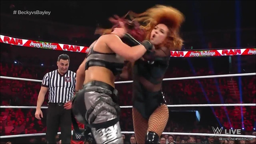 WWE_Monday_Night_Raw_2022_12_19_720p_HDTV_x264-NWCHD_mp4_006096228.jpg