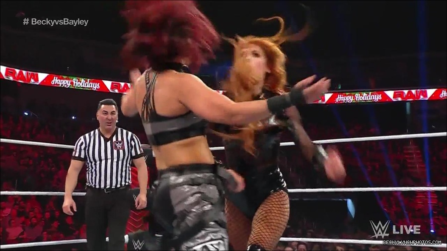 WWE_Monday_Night_Raw_2022_12_19_720p_HDTV_x264-NWCHD_mp4_006096395.jpg